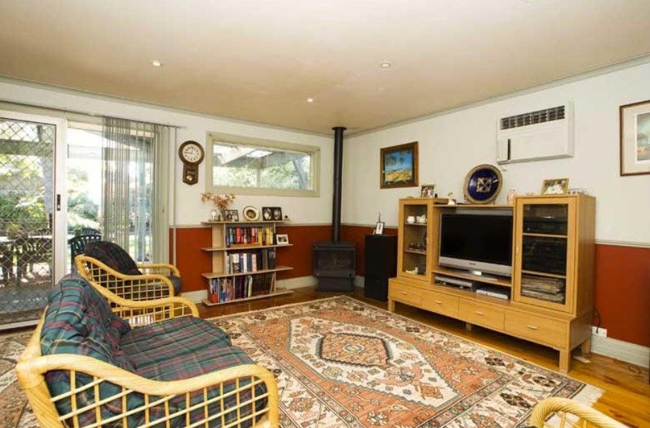 24 Panoramic Grove, Glen Waverley image 2