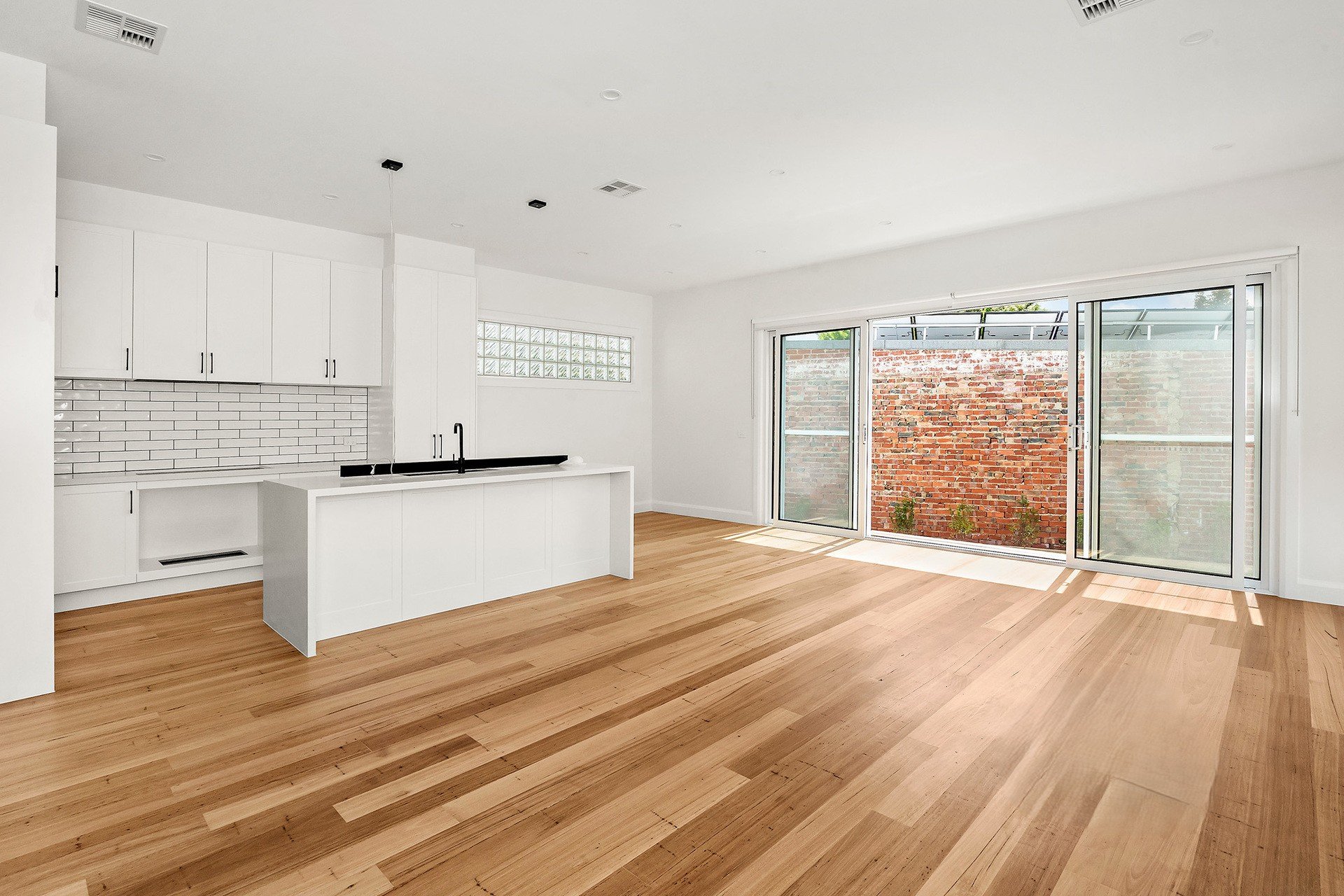 2/4 Plummer Court, Mentone image 2