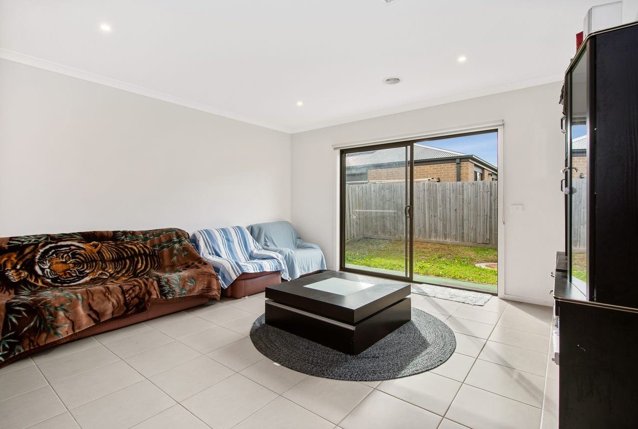 24 Ravenhurst Circuit, Cranbourne North image 4