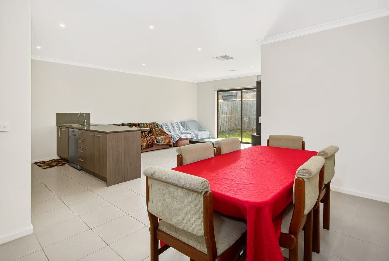 24 Ravenhurst Circuit, Cranbourne North image 3