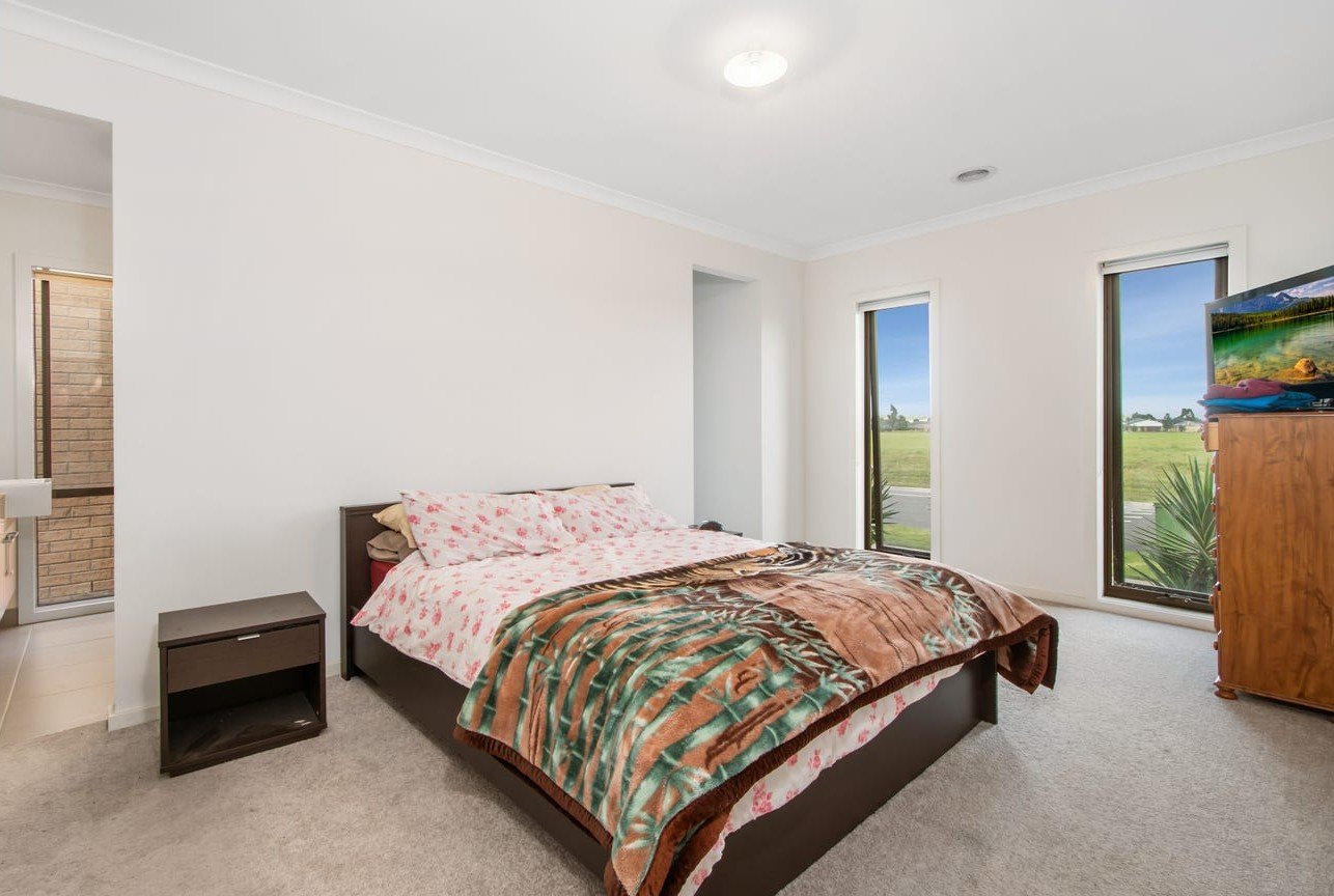 24 Ravenhurst Circuit, Cranbourne North image 6