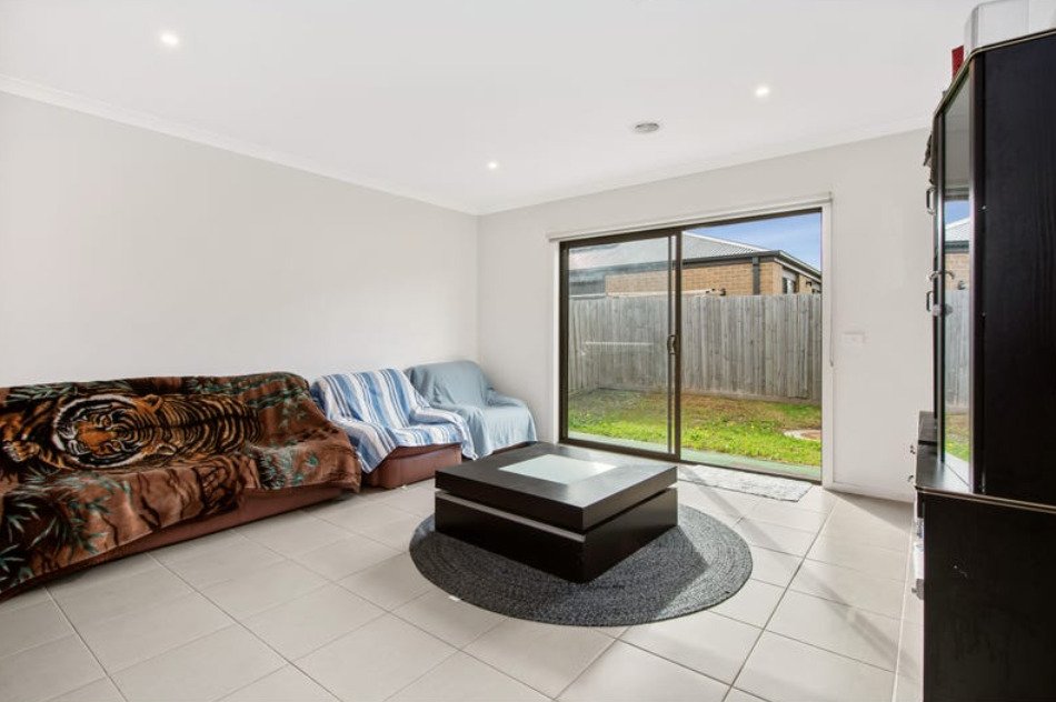 24 Ravenhurst Circuit, Cranbourne North image 5