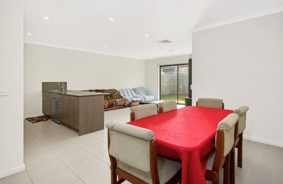 24 Ravenhurst Circuit, Cranbourne North image 4