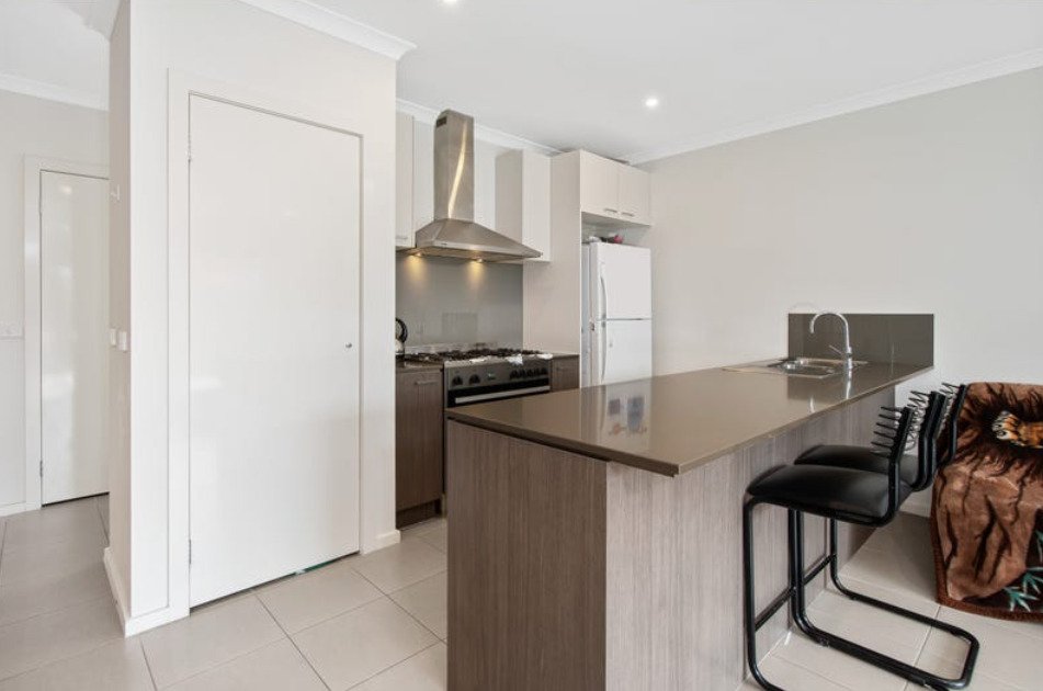 24 Ravenhurst Circuit, Cranbourne North image 3