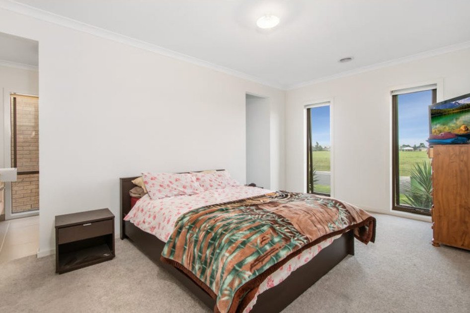 24 Ravenhurst Circuit, Cranbourne North image 6