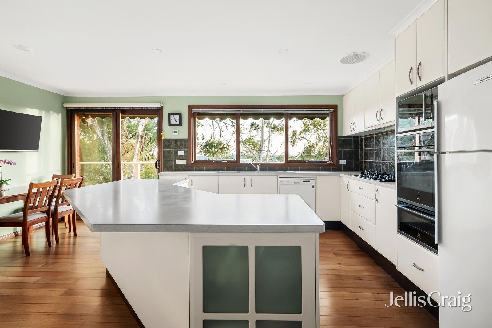 24 Renshaw Drive, Eltham image 2