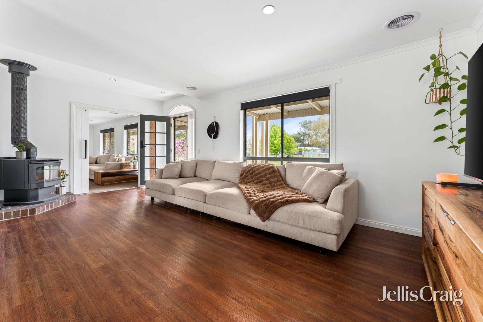24 Richards Court, Scarsdale image 2