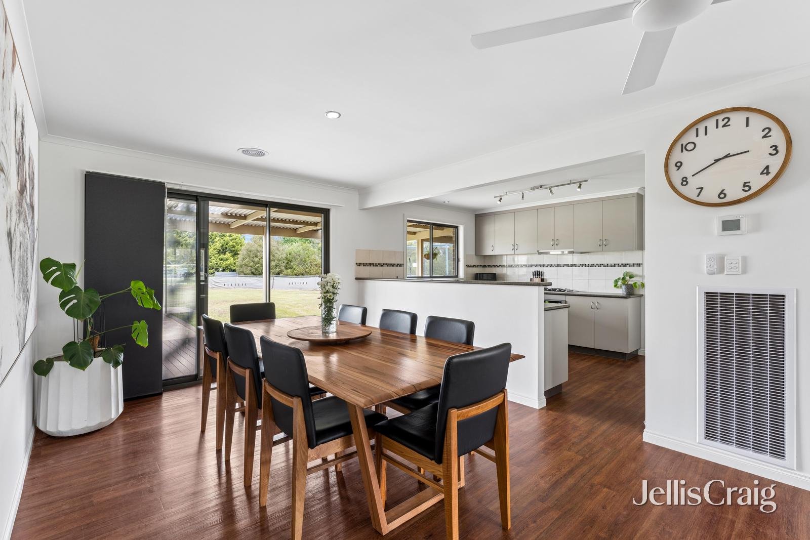24 Richards Court, Scarsdale image 6