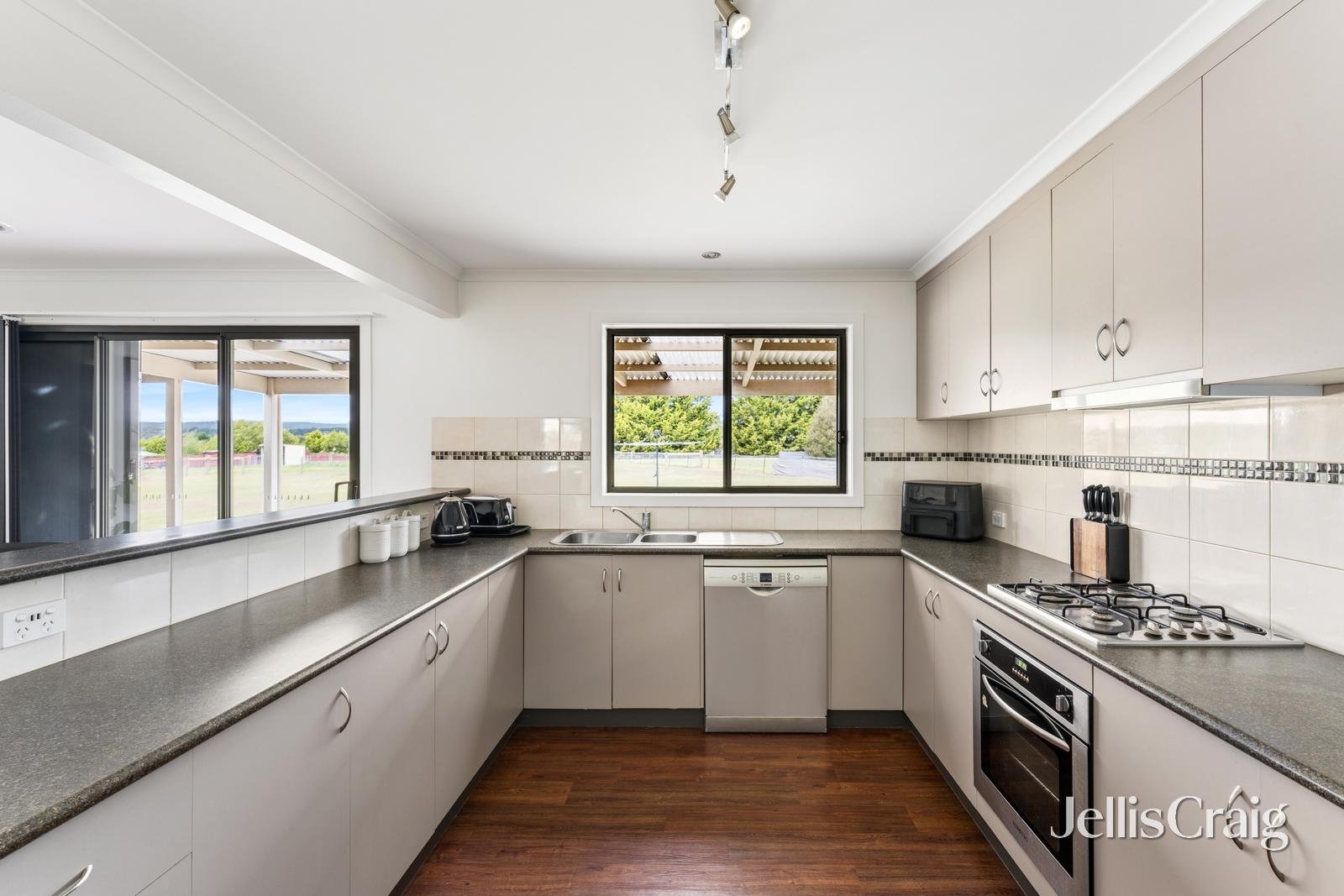 24 Richards Court, Scarsdale image 7