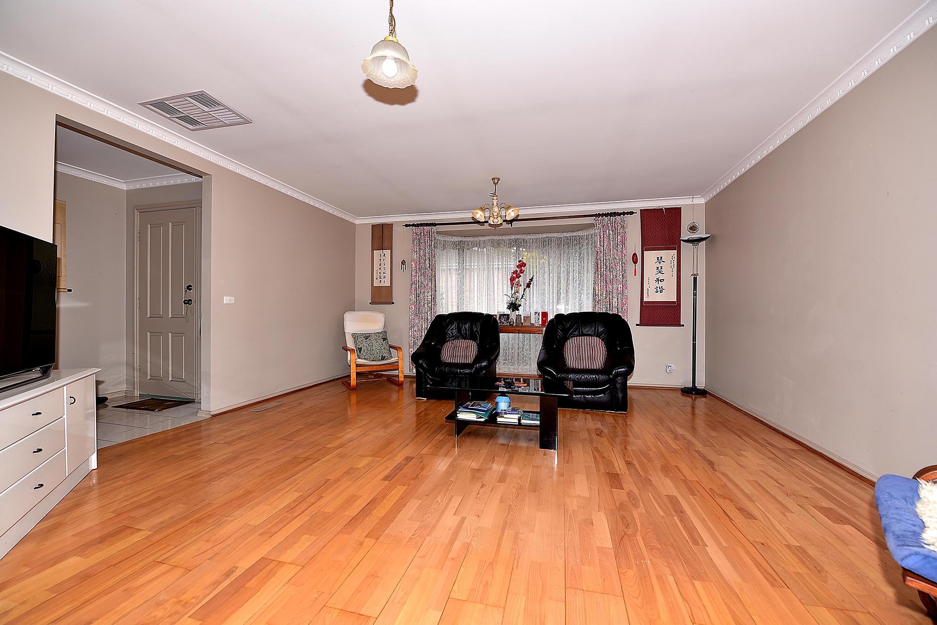 2/4 Rolls Court, Glen Waverley image 2