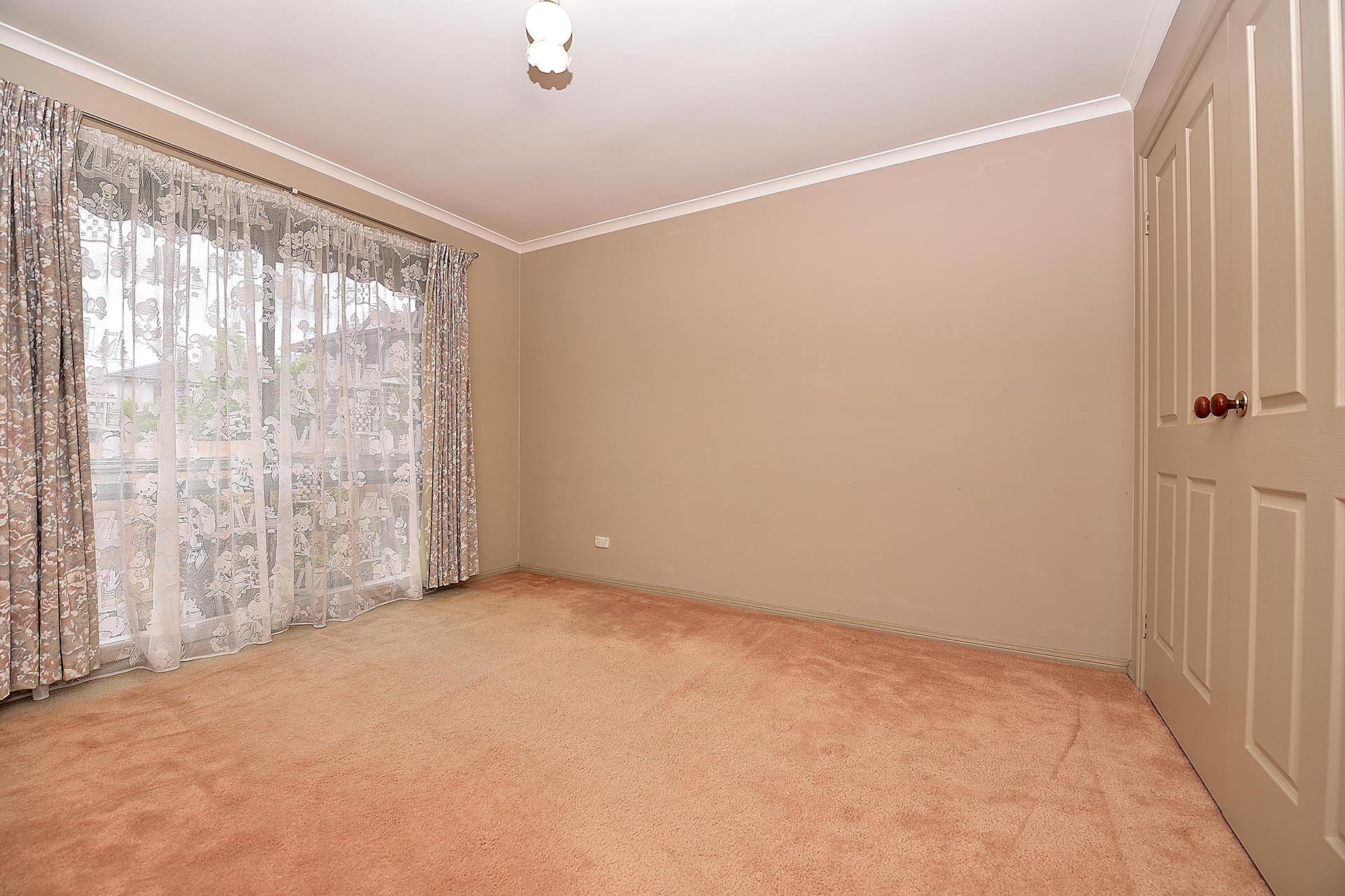 2/4 Rolls Court, Glen Waverley image 3