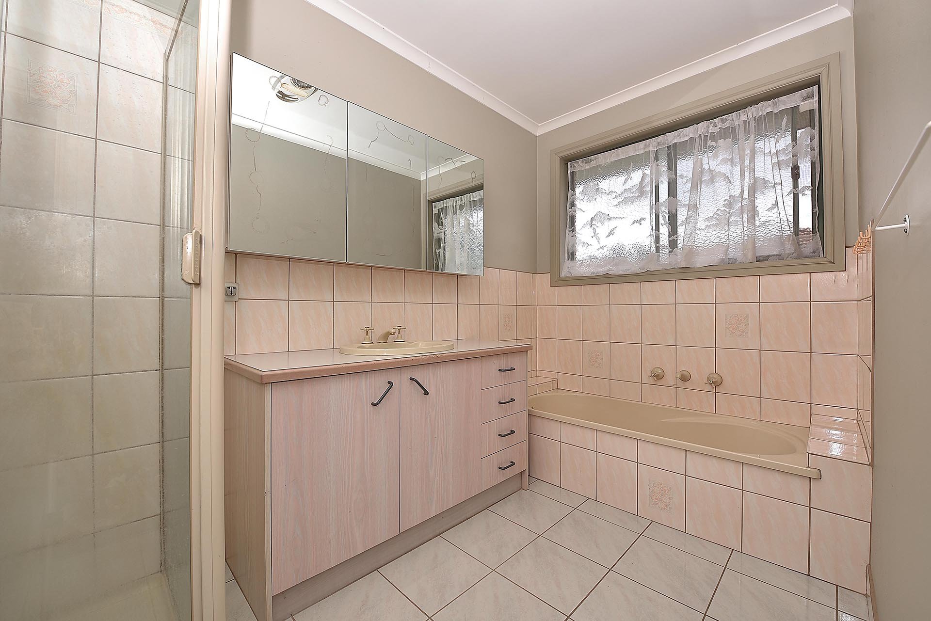 2/4 Rolls Court, Glen Waverley image 4