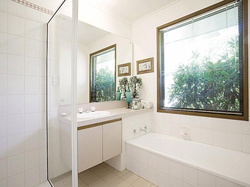 2/4 Scheele Street, Surrey Hills image 4