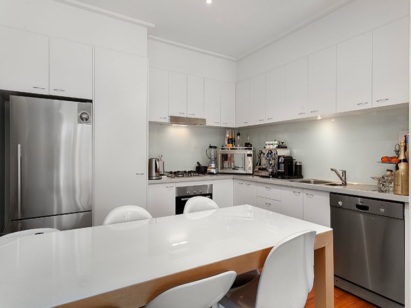 2/4 Seisman Place, Port Melbourne image 2