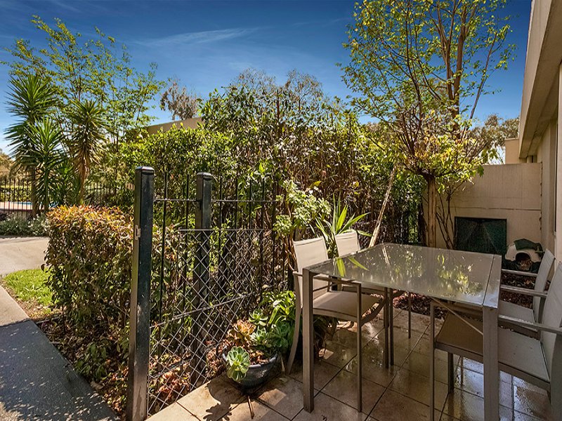 2/4 Seisman Place, Port Melbourne image 3