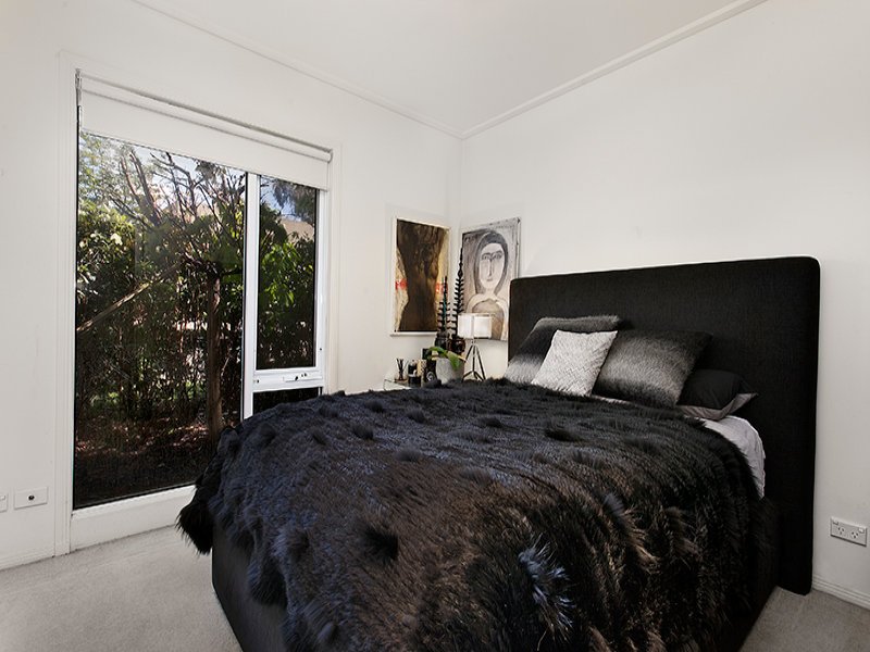 2/4 Seisman Place, Port Melbourne image 5