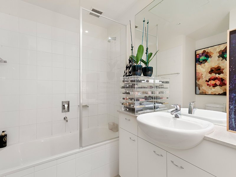 2/4 Seisman Place, Port Melbourne image 6