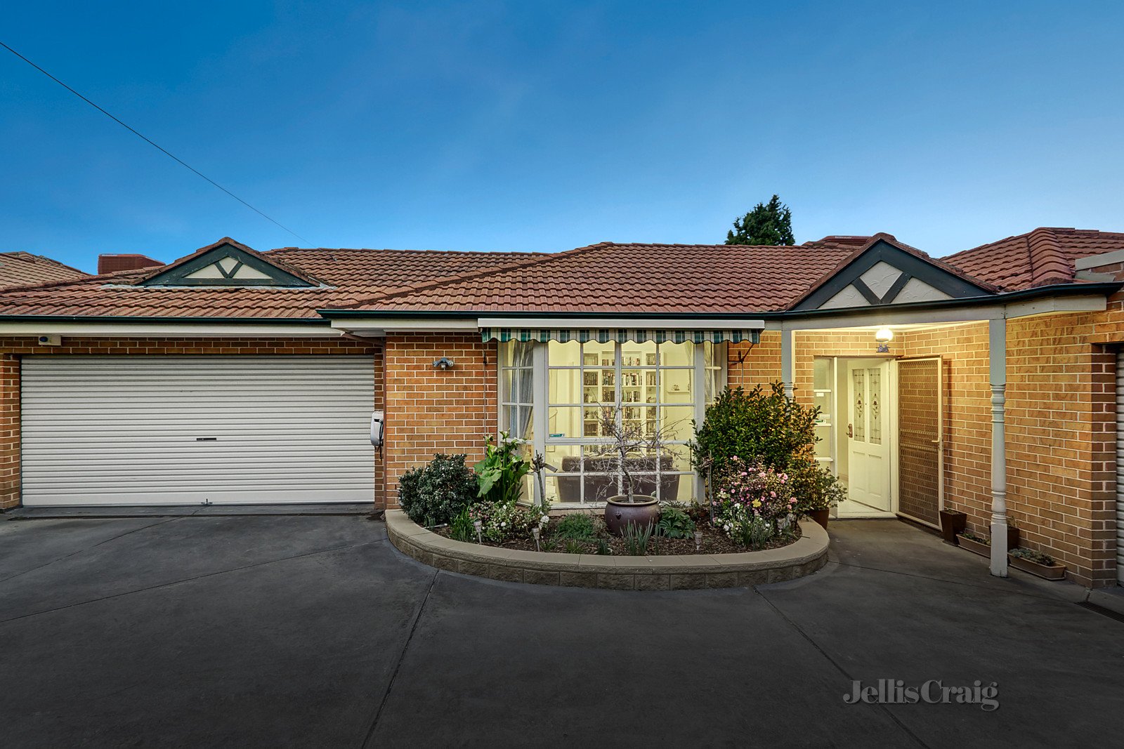 2/4 Sell Street, Doncaster East image 1