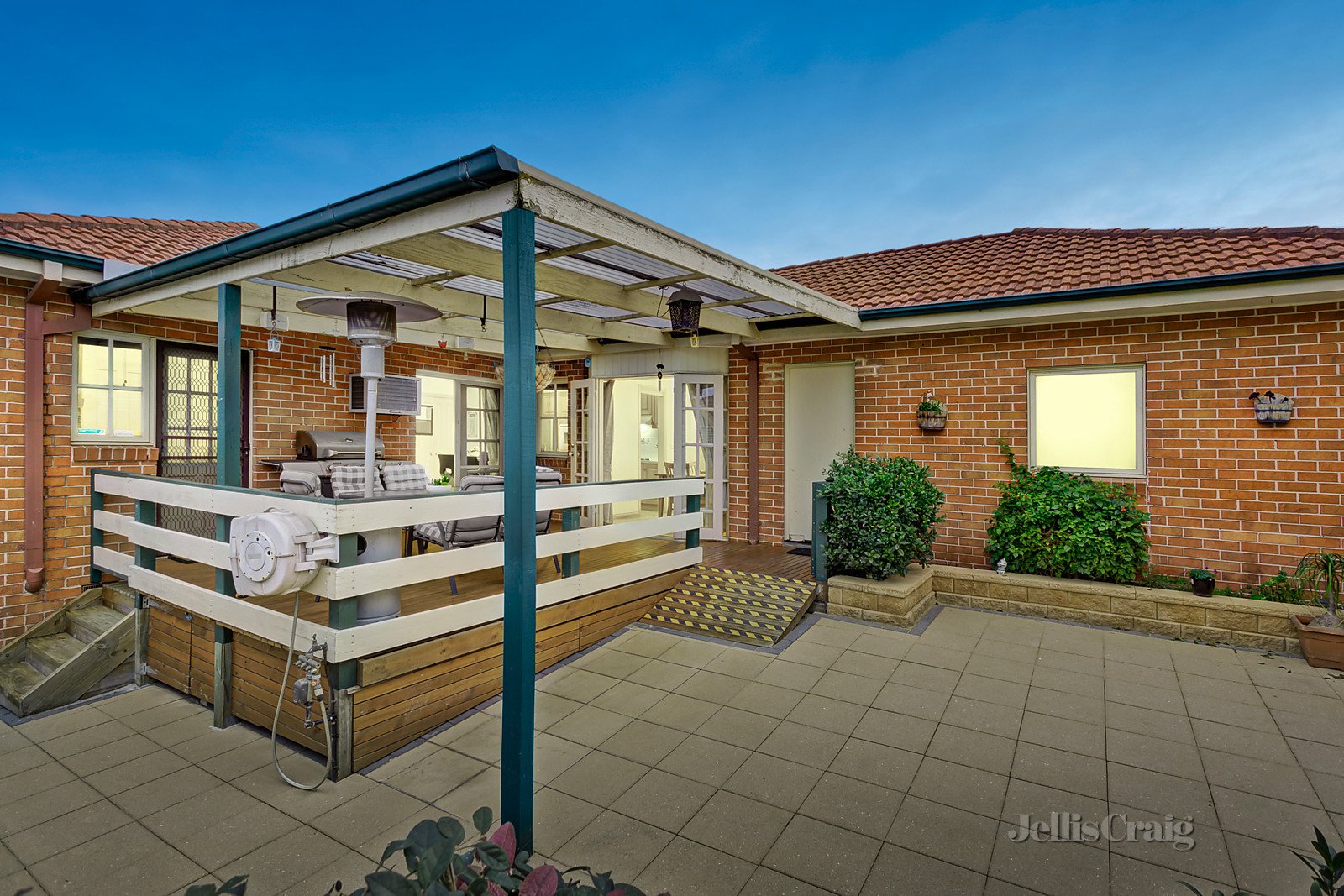 2/4 Sell Street, Doncaster East image 4