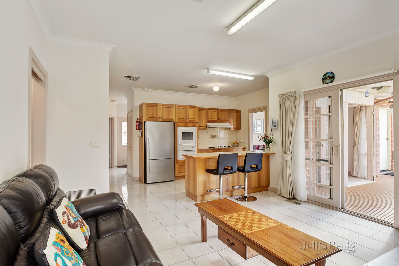 2/4 Sell Street, Doncaster East image 5