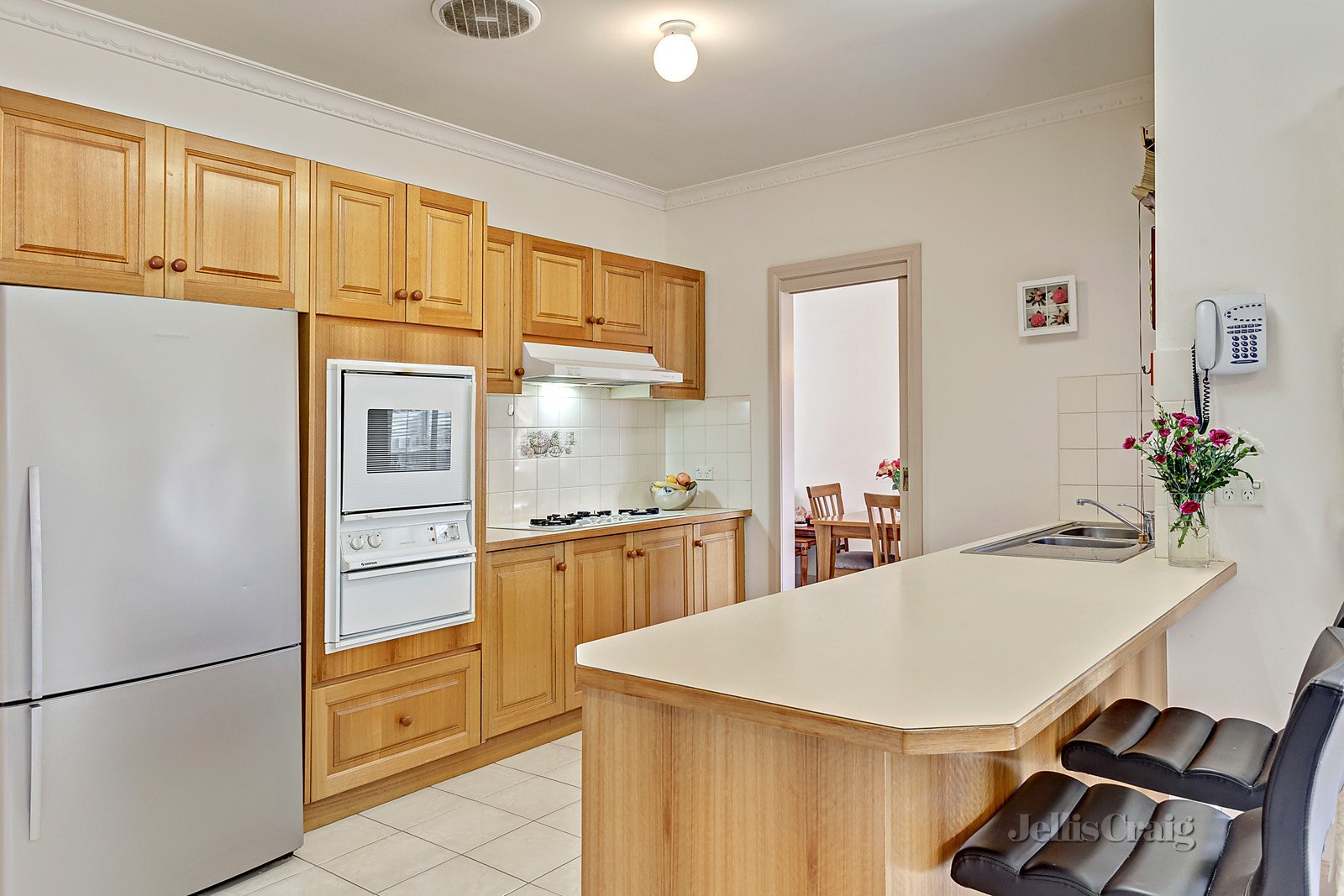 2/4 Sell Street, Doncaster East image 6