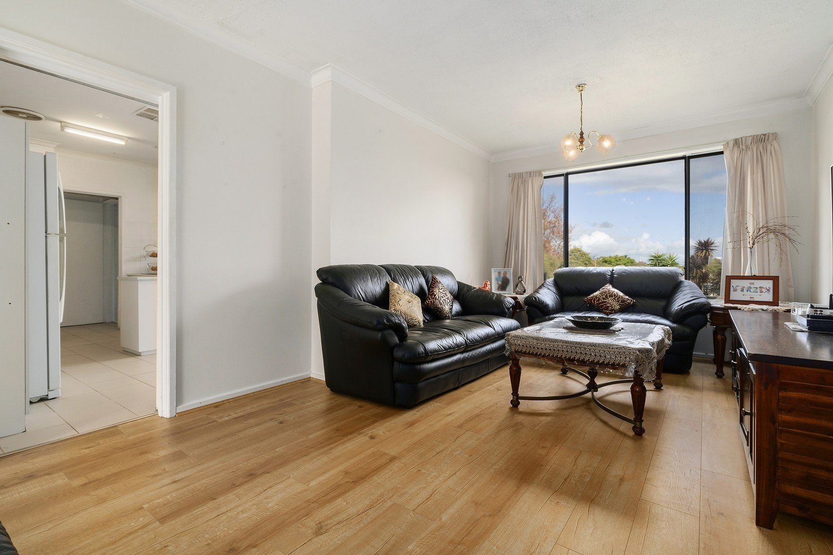 24 Simpson Drive, Mount Waverley image 2