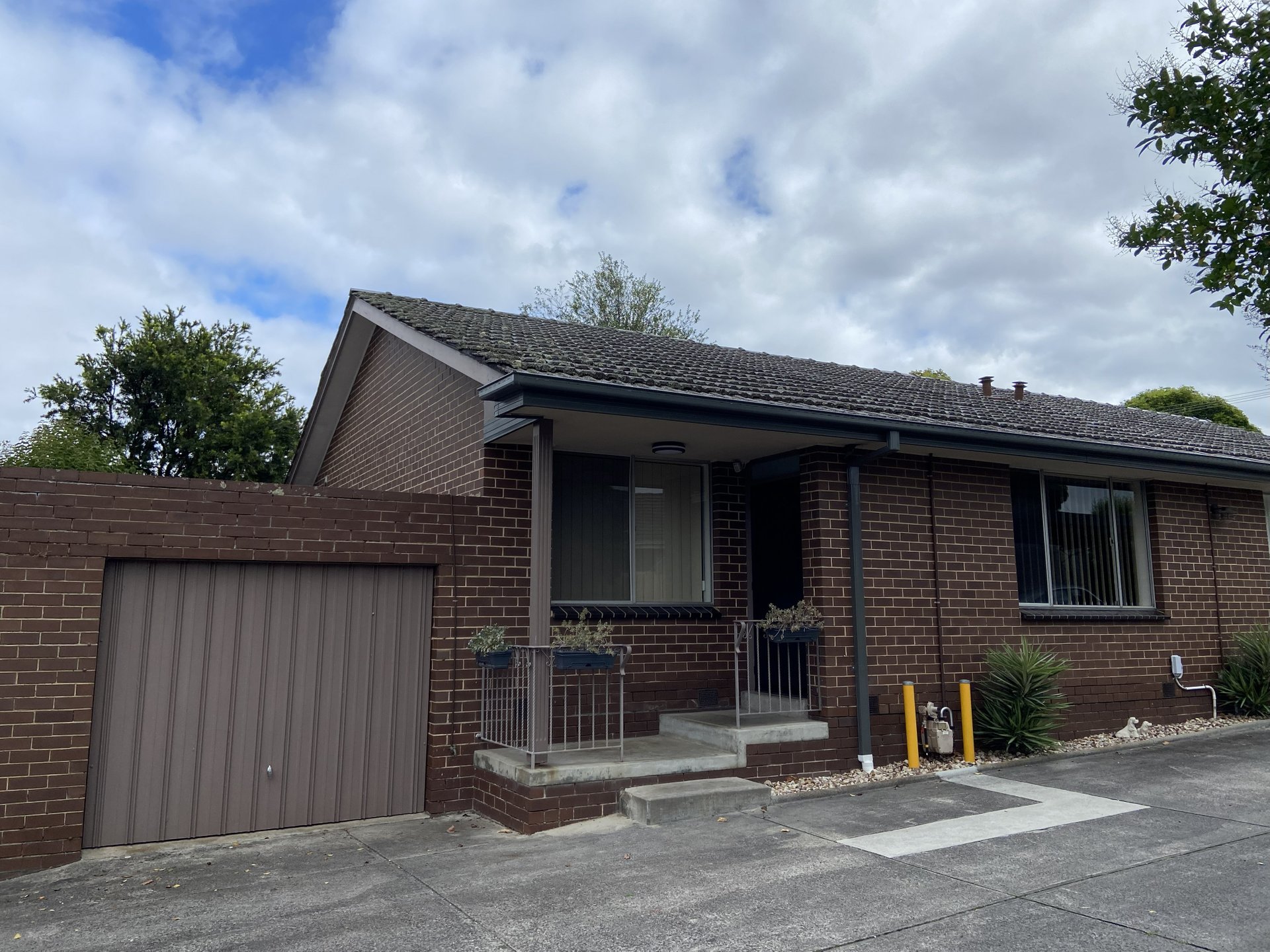 2/4 Simpsons Road, Box Hill image 1