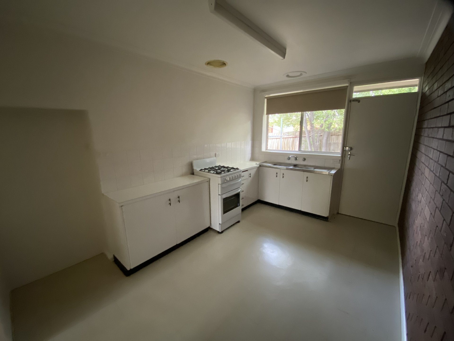 2/4 Simpsons Road, Box Hill image 2
