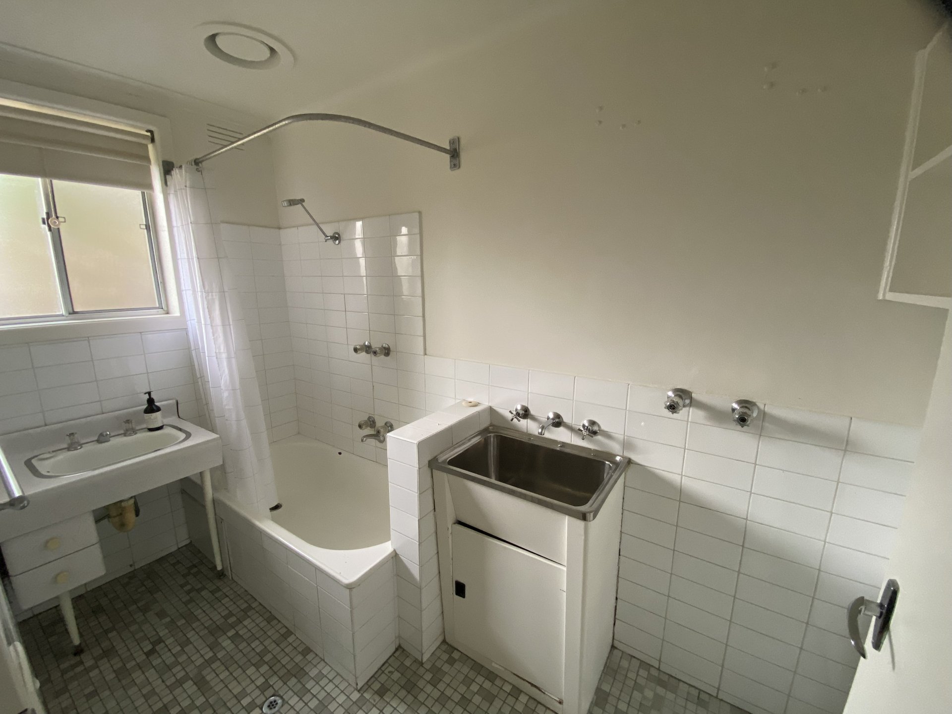 2/4 Simpsons Road, Box Hill image 3