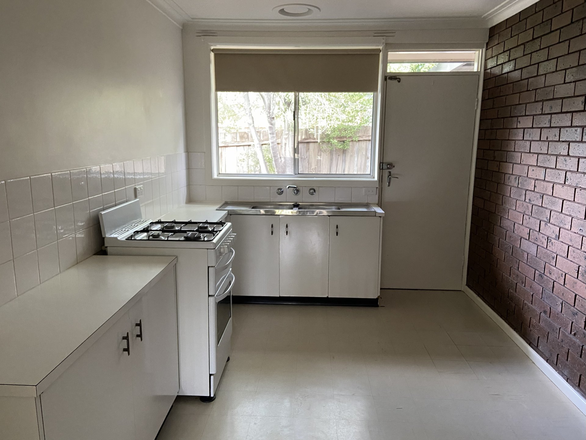 2/4 Simpsons Road, Box Hill image 4