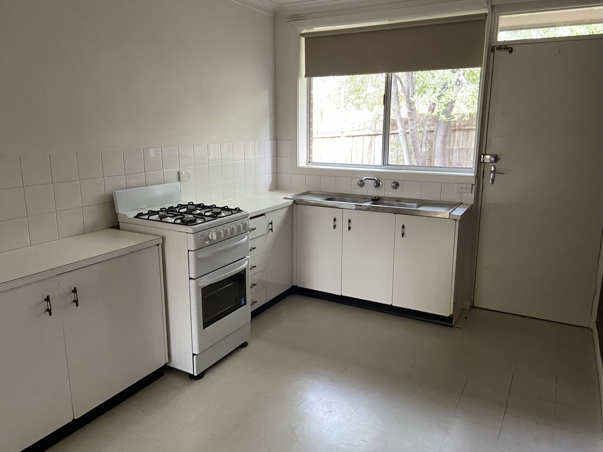 2/4 Simpsons Road, Box Hill image 5