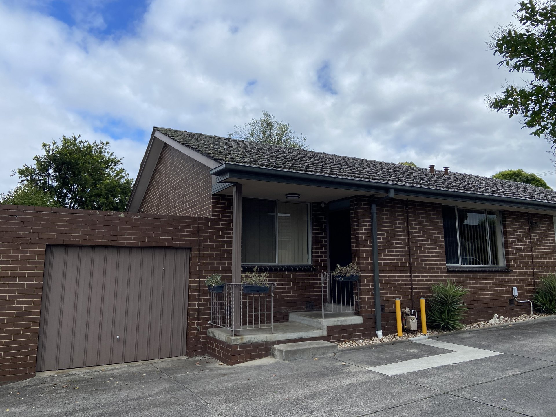 2/4 Simpsons Road, Box&nbsp;Hill image 1