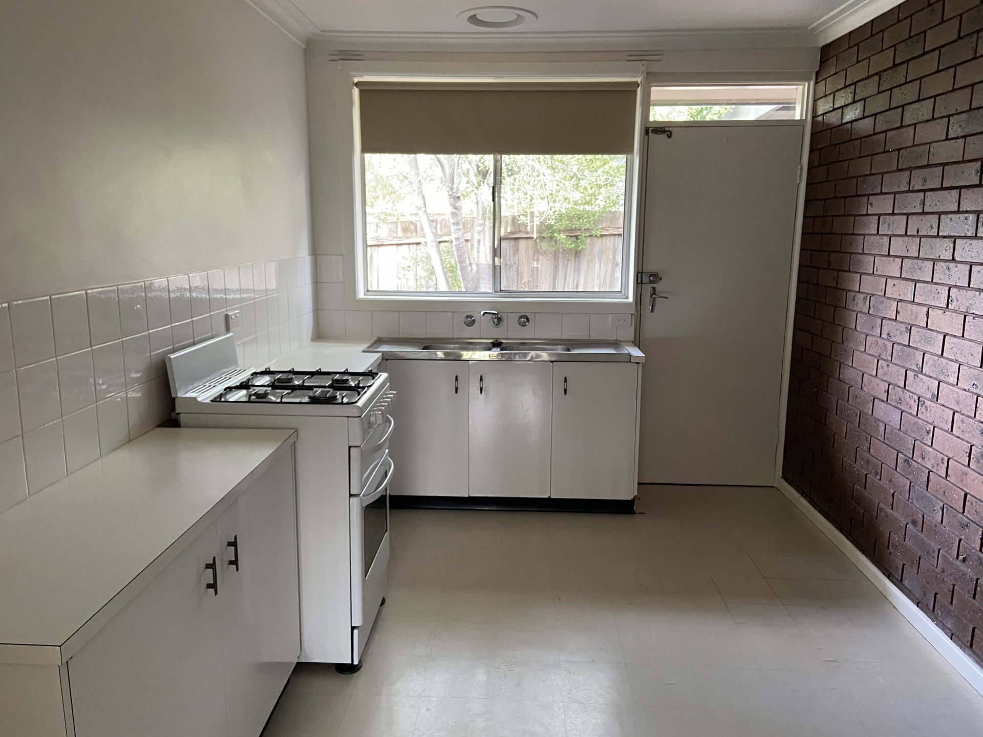 2/4 Simpsons Road, Box&nbsp;Hill image 3