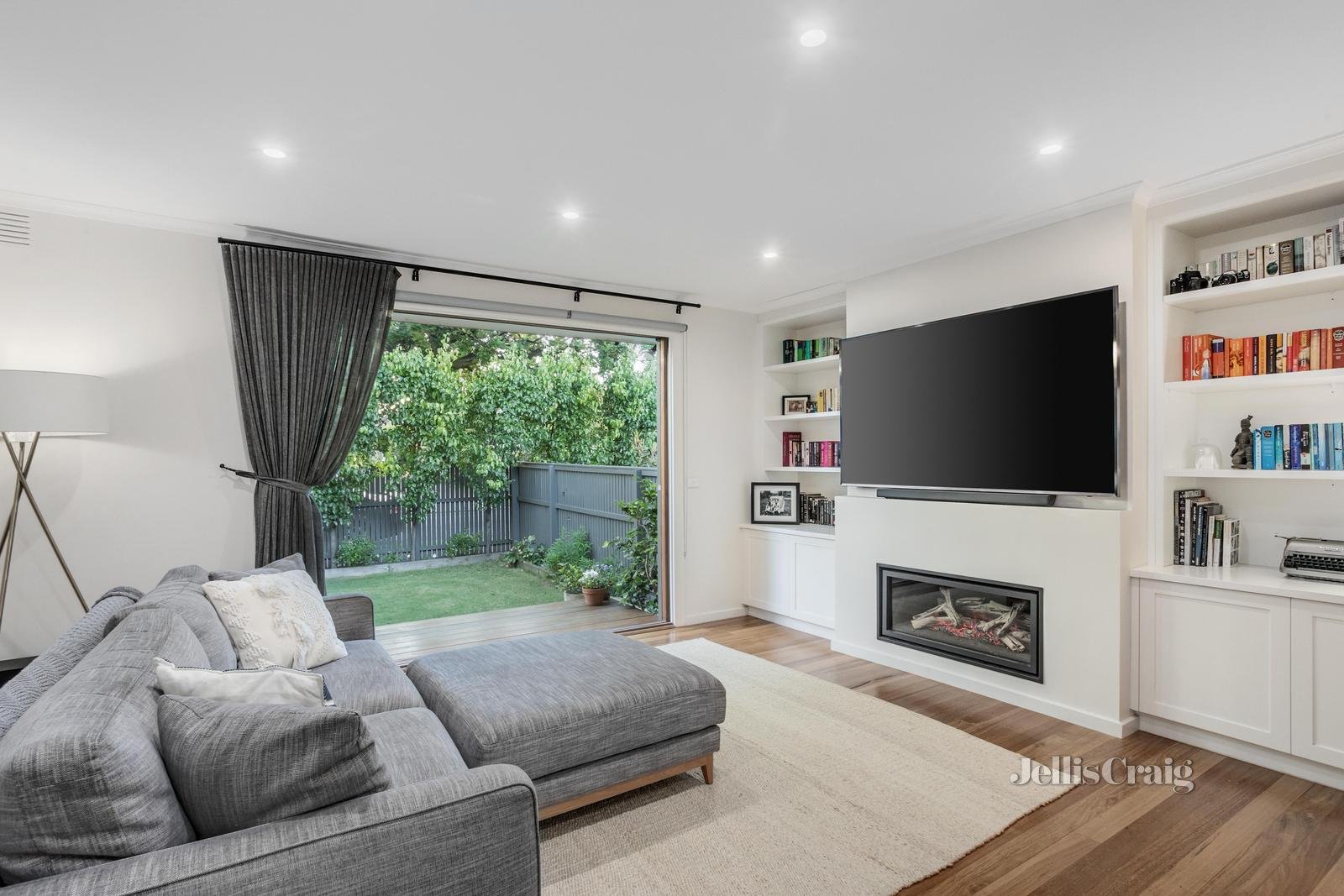 2/4 St Huberts Road, Carnegie image 3