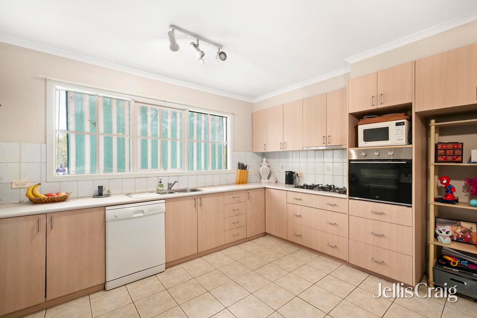 24 Swinburne Avenue, Mooroolbark image 2
