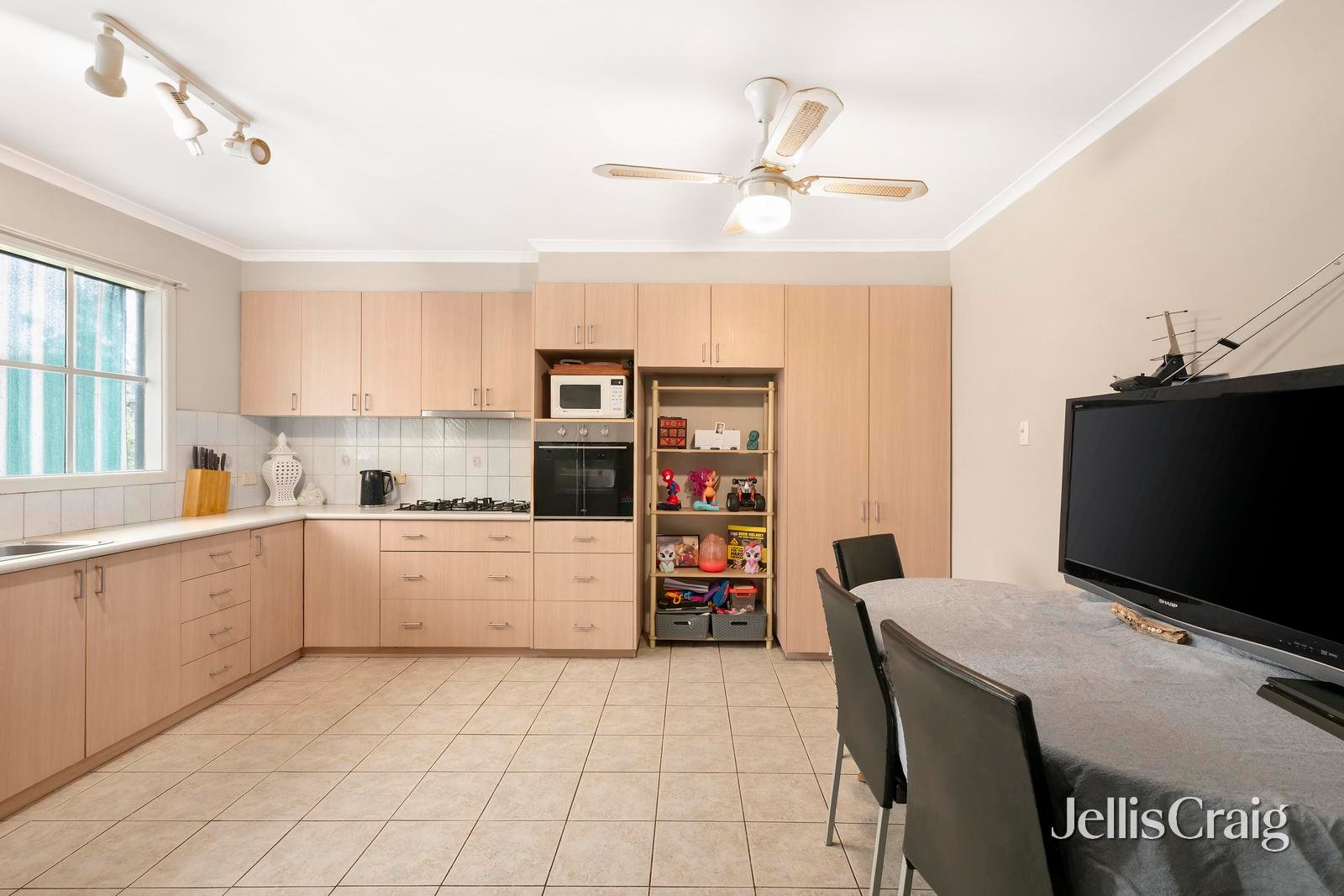 24 Swinburne Avenue, Mooroolbark image 3