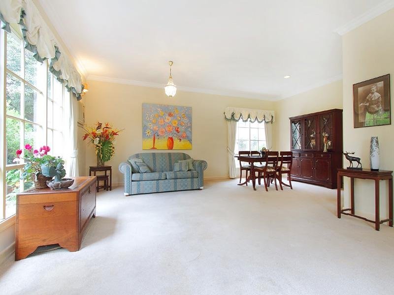 2/4 Tonkin Avenue, Balwyn image 2