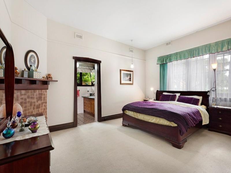 24 Tourello Avenue, Hawthorn East image 6
