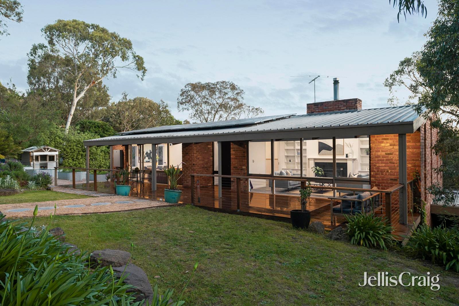 24 Warringah Crescent, Eltham image 1