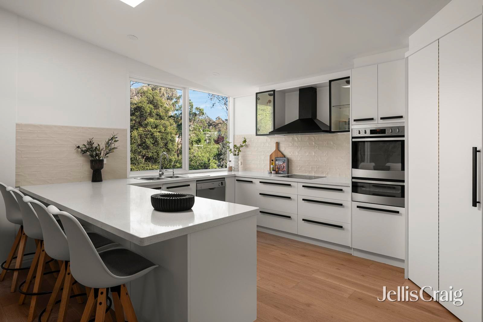 24 Warringah Crescent, Eltham image 5