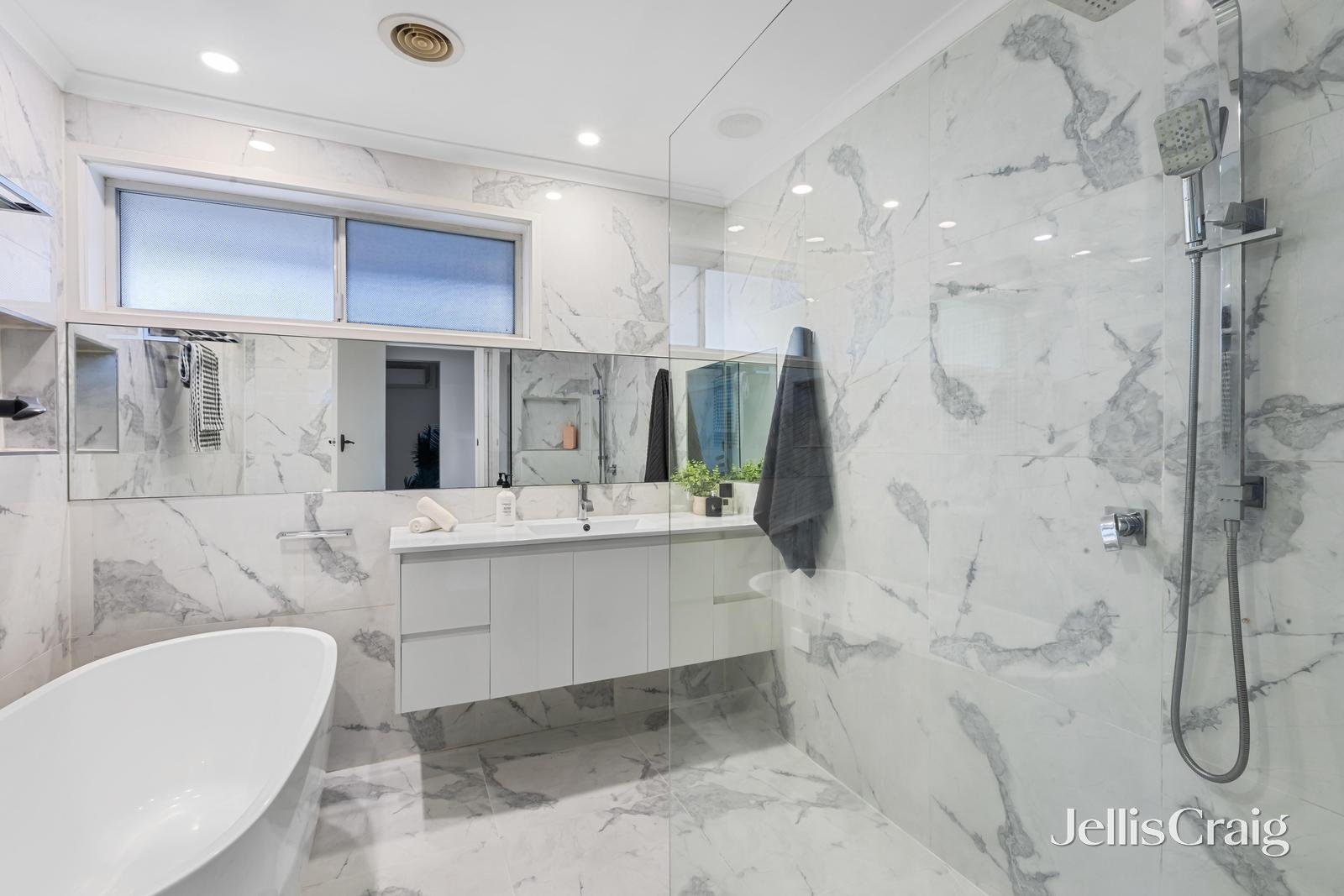 2/4 Wattle Grove, Mckinnon image 9