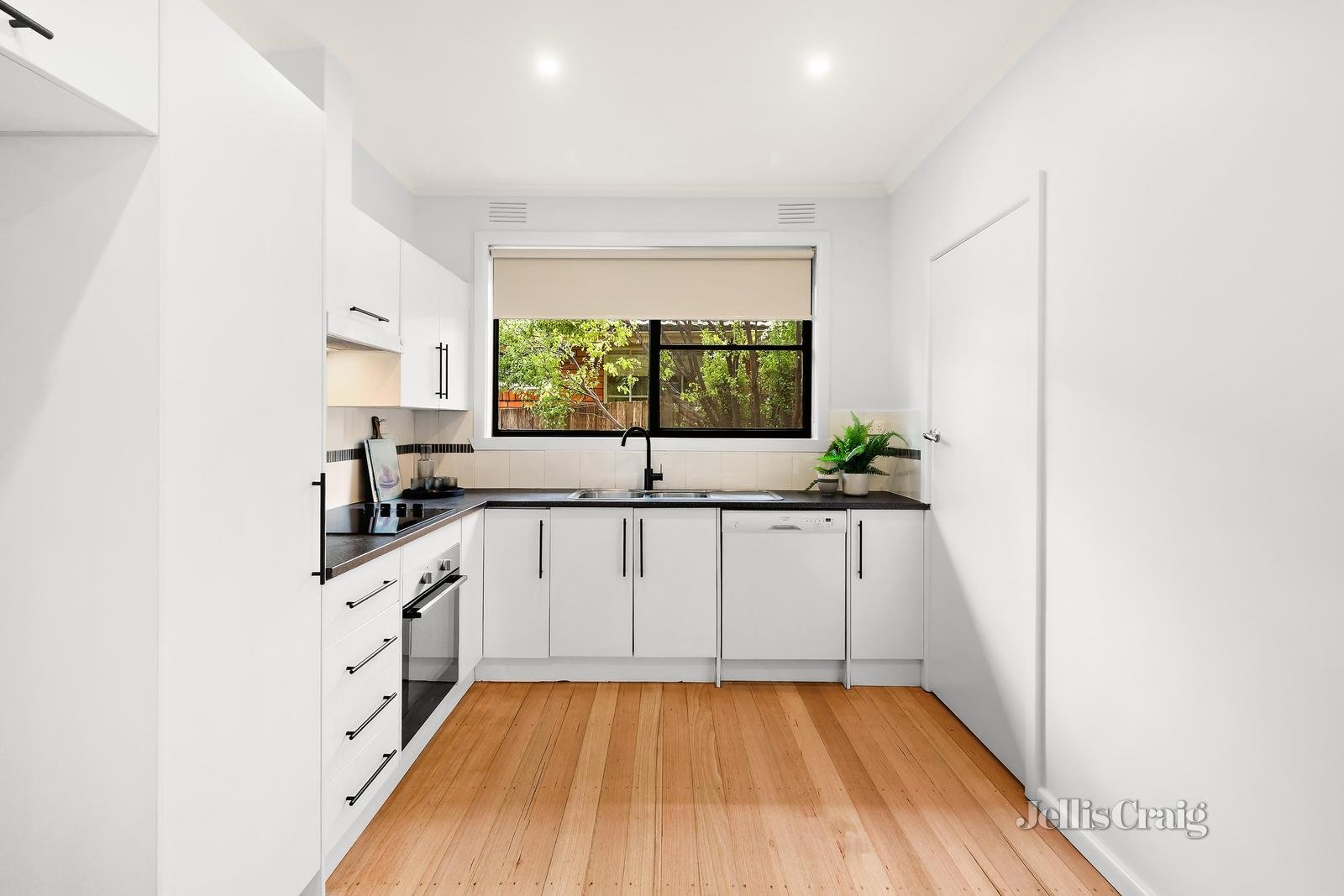 2/4 Westminster Street, Balwyn image 2