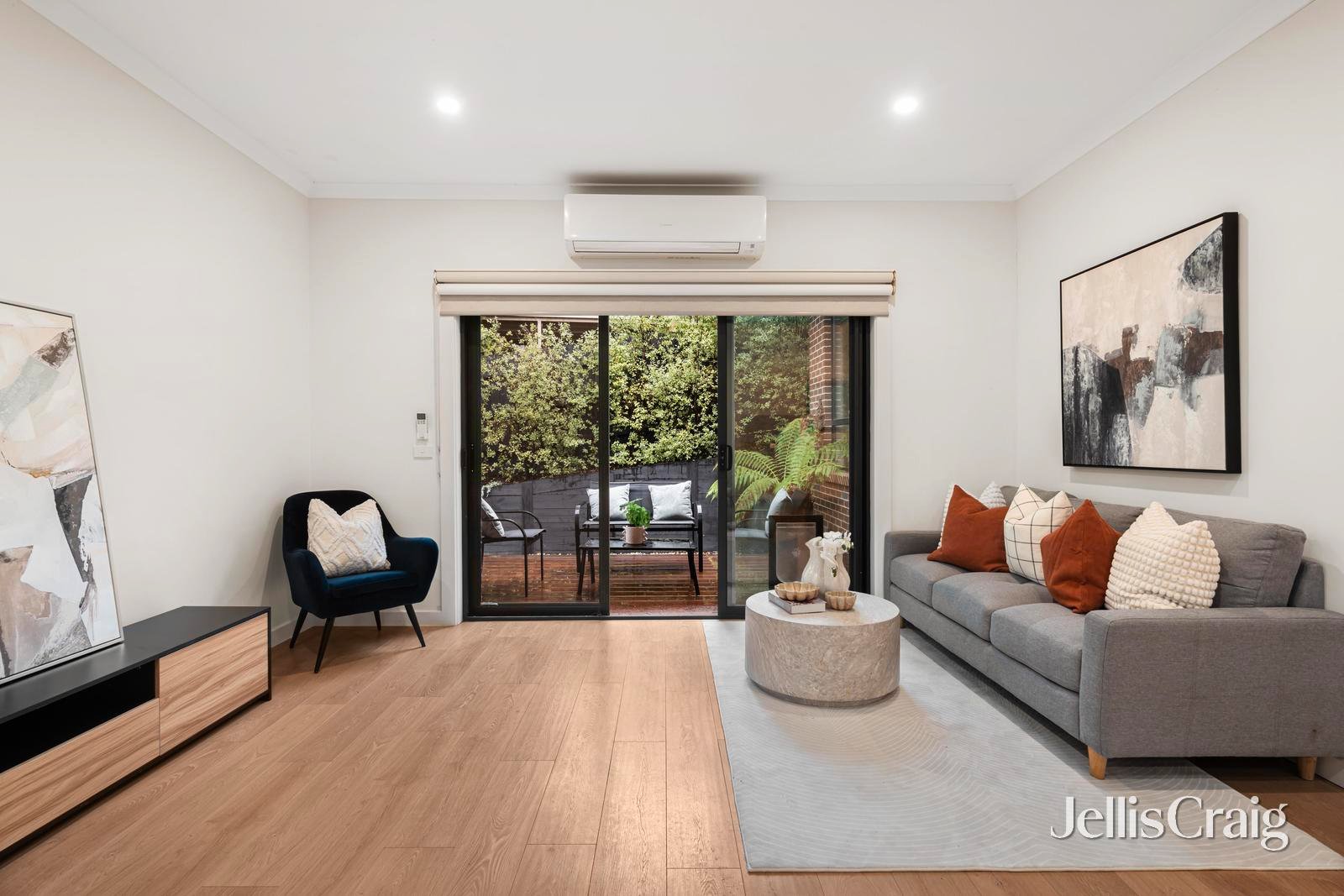 2/40 William Street, Ringwood image 2