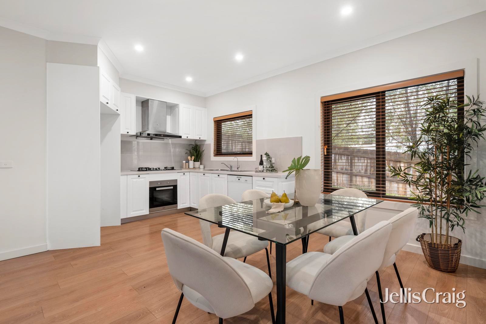 2/40 William Street, Ringwood image 4