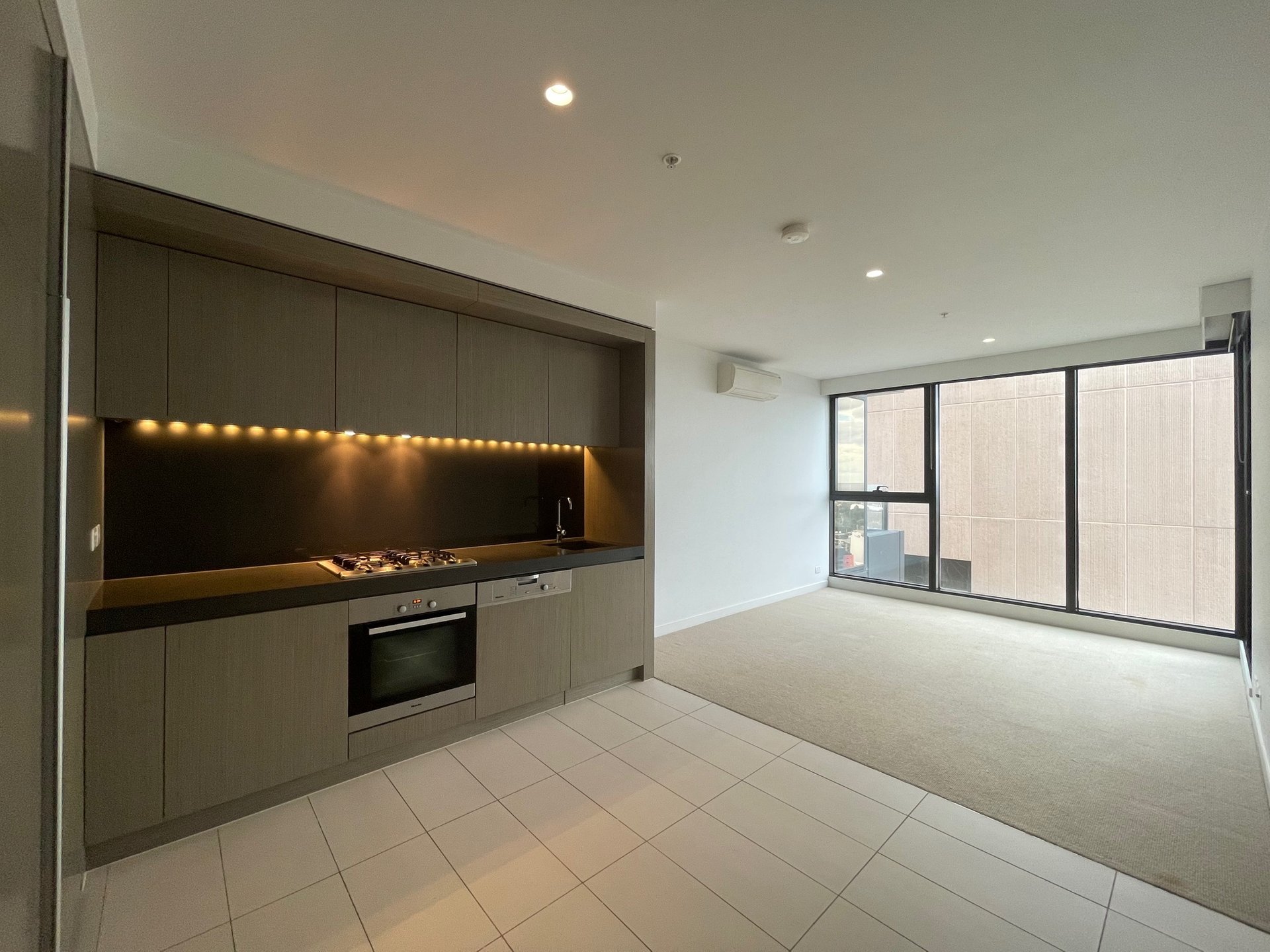 2402/50 Albert Road, South Melbourne image 1