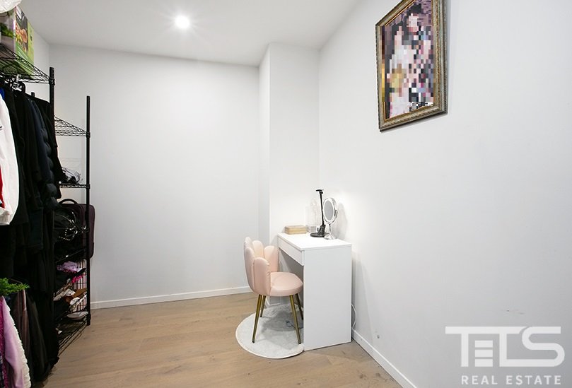 2404/620 Collins Street, Melbourne image 9