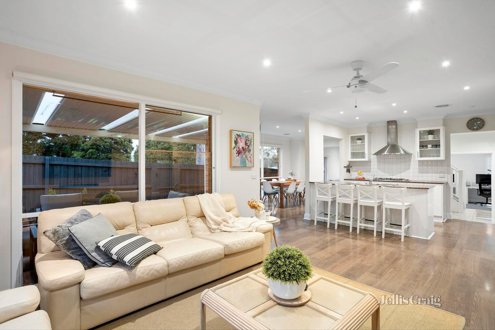 2/41 Bowen Road, Doncaster East image 3