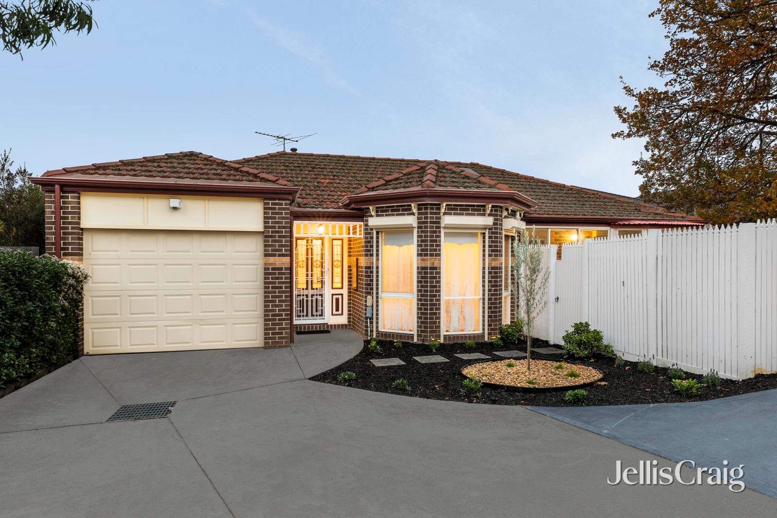 2/41 Delmore Crescent, Glen&nbsp;Waverley image 1