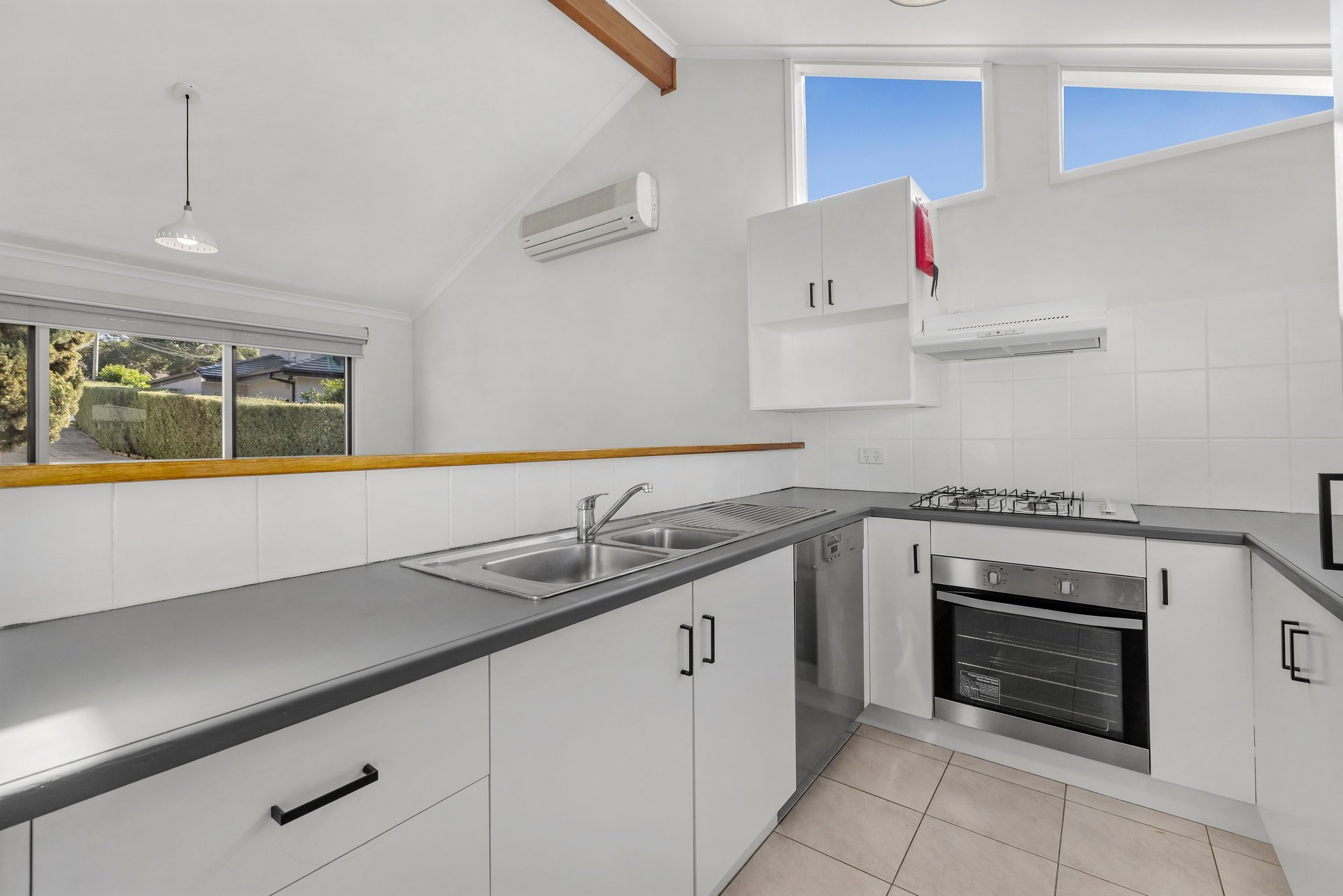 2/42 Carrathool Street, Bulleen image 4