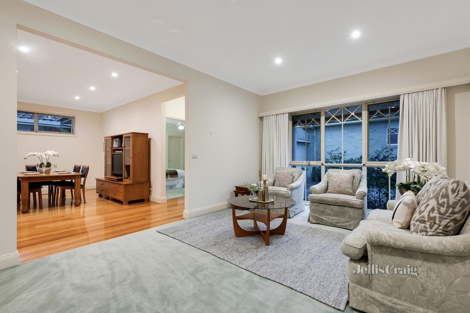 2/42 Charlton Street, Mount Waverley image 2